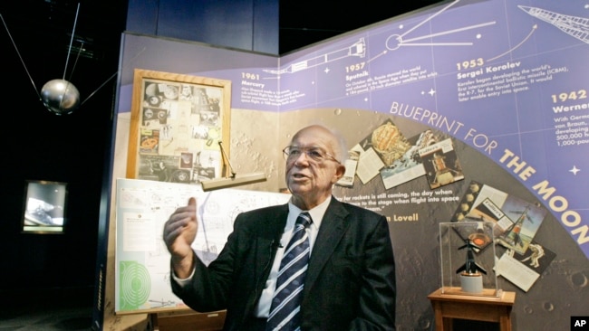 Tiến sĩ Sergei Khrushchev, con trai cựu lãnh tụ Liên Xô Nikita Khrushchev, diễn thuyết về vụ phóng vệ tinh Sputnik 1 lên quỹ đạo nhân kỷ niệm 50 năm vụ phóng lịch sử ngày 4/10/2007 ở Chicago, Illinois. (AP Photo/M. Spencer Green)