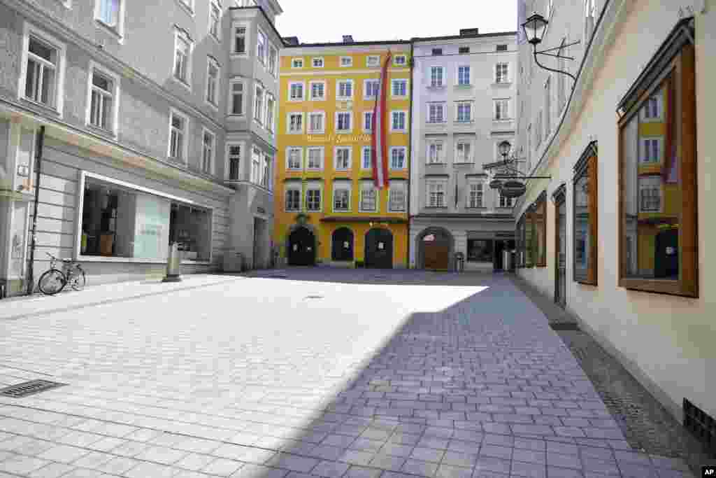 محل تولد ولفگانگ آمادئوس موتسارت در سالزبورگ اتریش که در حالت عادی مملو از توریست و گردشگر است.