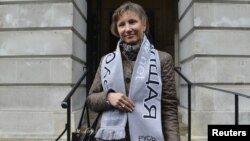 Marina Litvinenko wears a scarf in support of jailed Russian political prisoners, as she leaves a hearing into the death of her husband, Alexander Litvinenko, in London, November 2, 2012.