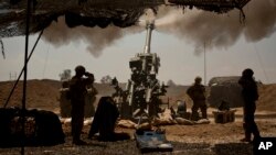 Soldados estadounidenses de la División Aerotransportada 82 disparan fuego de artillería en apoyo a fuerzas iraquíes que luchan contra ISIS en Mosul, el 17 de abril de 2017.