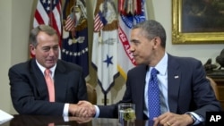 16일 백악관에서 열린 재정 협상에서 존 베이너 공화당 하원의장(왼쪽)과 바락 오바마 미국 대통령.