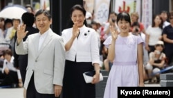 Putra Mahkota Jepang Naruhito (kiri) bersama istrinya, Masako dan putri mereka Aiko melambaikan tangan kepada warga di Matsumoto, Prefektur Nagano (10/8). 
