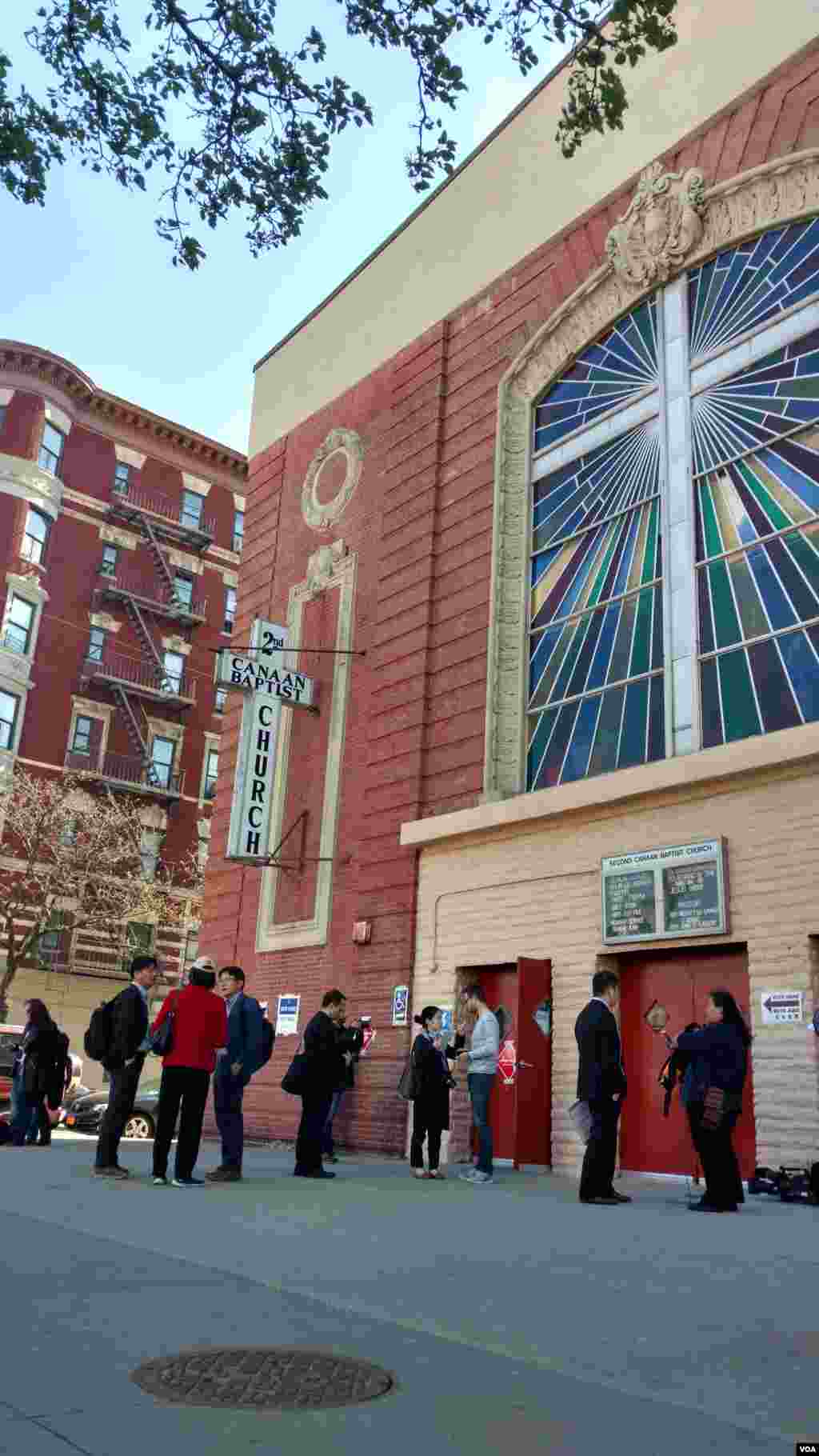 Voters line up outside a voting center at the 2nd Canaan Baptist Church in South Central Harlem, New York, April 19, 2016. (T. Trinh / VOA) 