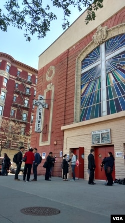 Voters line up outside a voting center at the Second Canaan Baptist Church in South Central Harlem, New York, April 19, 2016. (T. Trinh / VOA)