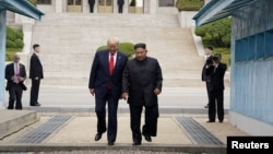 도널드 트럼프 미국 대통령과 김정은 북한 국무위원장이 지난 6월 판문점에서 만났다.
