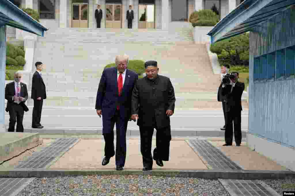 صدر ٹرمپ نے کم جونگ ان سے اپنی دوستی کی تجدید کرتے ہوئے کہا کہ یہ ایک تاریخی موقع ہے کہ میں کم کے ساتھ واک کرتا ہوا شمالی کوریا میں داخل ہوا ہوں.