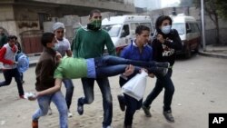 27일 이집트 수도 카이로에서 반정부 시위 중 부상을 입고 실려가는 시민.