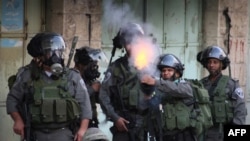 Binh sĩ Israel bắn hơi cay vào người biểu tình Palestine trong một vụ đụng độ ở thành phố Hebron ở Bờ Tây. 