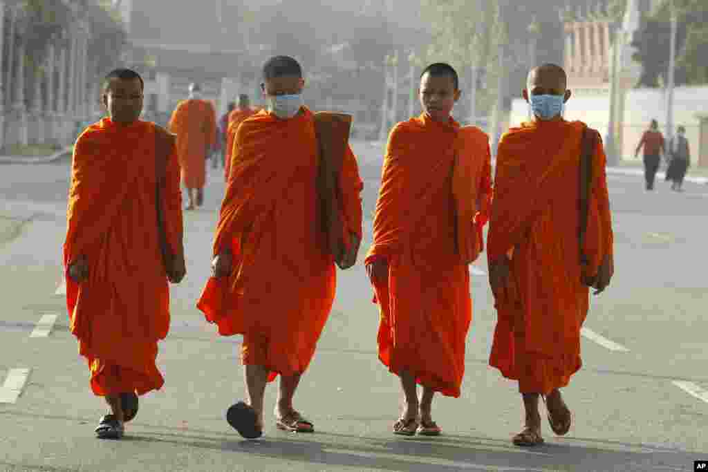 ព្រះសង្ឃនិមន្តដោយមានពាក់ម៉ាស់ការពារការឆ្លងមេរោគកូរ៉ូណាដែលផ្ទុះឡើងនៅទីក្រុងវូហាន ប្រទេសចិន។ កាលពីថ្ងៃចន្ទ រដ្ឋមន្ត្រីសុខភិបាលបានប្រកាសថា នៅកម្ពុជាមានករណីឆ្លងមេរោគថ្មីនេះដែលបង្កជាជំងឺរលាកសួត នៅខេត្តព្រះសីហនុ។