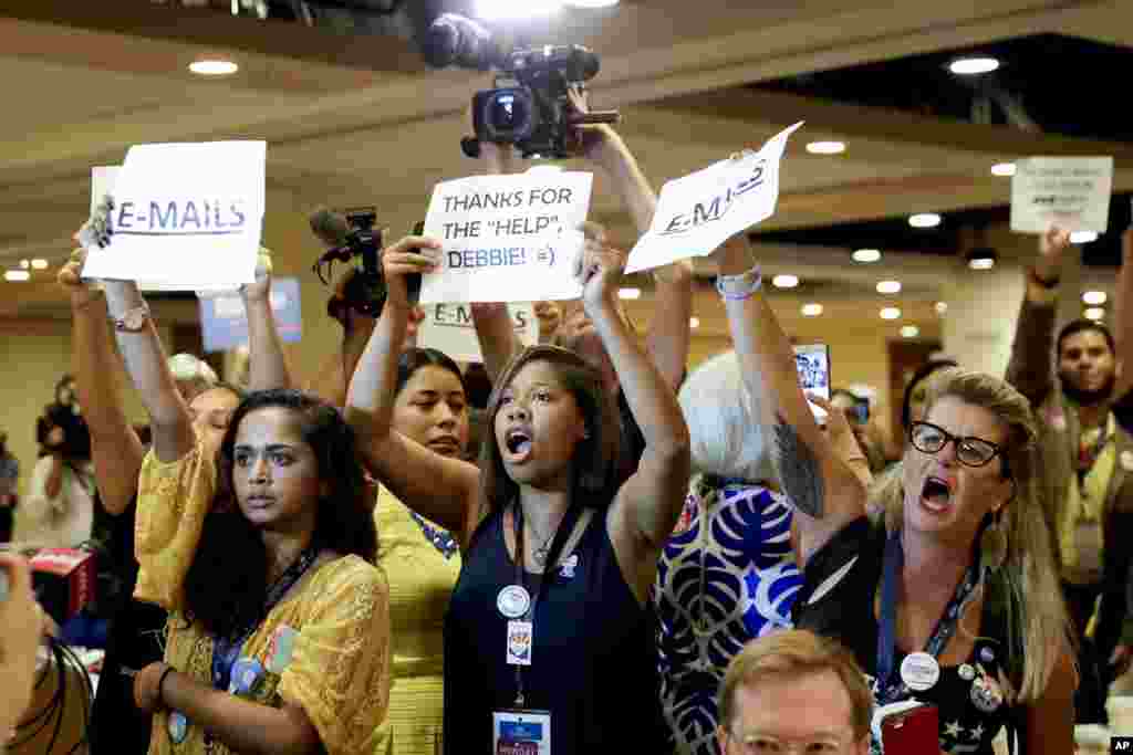 Những người biểu tình la ó phản đối bà Debbie Wasserman Schultz, dân biểu dân chủ tiểu bang Florida, chủ tịch Ủy ban toàn quốc của Ðảng Dân chủ DNC, khi bà đến ăn sáng với các đại biểu Florida vào ngày đầu tiên của Đại hội đảng Dân chủ tại Philadelphia, Pennsylvania. Bà Schultz loan báo sẽ từ chức chủ tịch vào lúc chấm dứt đại hội đảng, sau khi khoảng 19.000 email của DNC bị tin tặc lấy cắp và được đưa lên mạng Wikileaks.