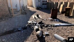 伊拉克西部安巴尔省艾因阿萨德空军基地附近现场展示的无人机残骸。(2022年1月4日)