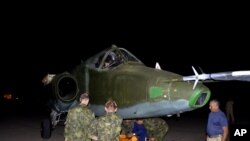 Irački i ruski vazduhoplovni tehničari istovaruju ratni avion u bazi al Mutana u blizini Bagdada, 28. jun 2014.