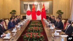 아베 신조 일본 총리와 시진핑 국가주석이 26일 베이징 댜오위타이 국빈관에서 회담을 하고 있다. 