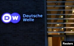 Logo kantor Deutsche Welle di Berlin, Jerman, 30 Januari 2020. (REUTERS/Annegret Hilse/File Foto DW)