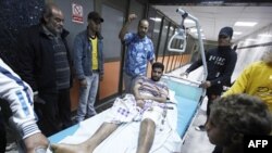 NATO hava saldırılarında yaralanan bir Libyalı