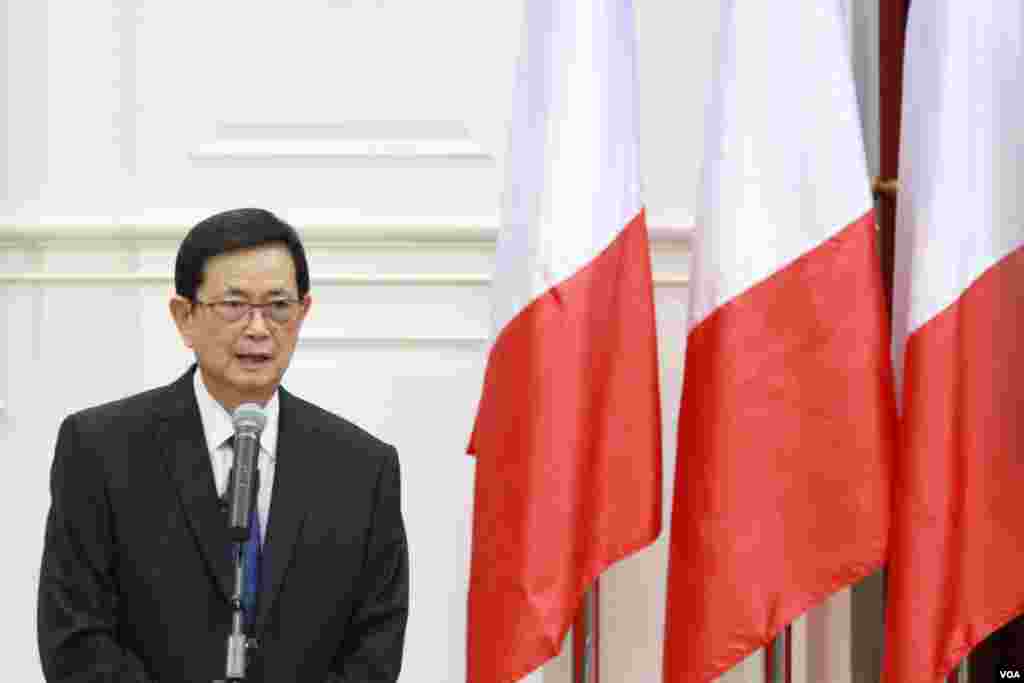 Var Kimhong, Chairman of the Joint Border Committee, verifies the maps received from French Embassy at Peace Palace, Cambodia, September 03, 2015. (Hean Socheata/VOA Khmer)