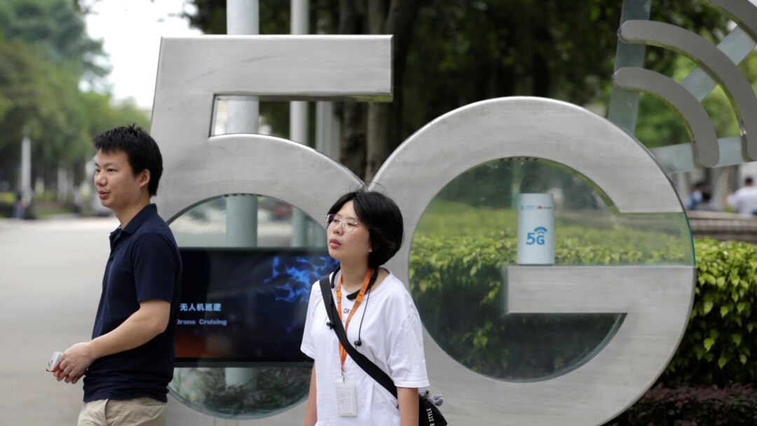 Employees wait for a shuttle bus at a 5G testing park at Huawei's headquarters in Shenzhen, Guangdong province, China May 29, 2019. Picture taken May 29, 2019. REUTERS/Jason Lee