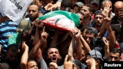 팔레스타인 가자지구에서 이스라엘군의 탱크 공격으로 사망한 하마스 대원의 장례식이 열린 가운데 팔레스타인인들이 시신을 들고 행진하며 구호를 외치고 있다. 