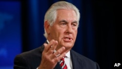 Menlu AS Rex Tillerson berbicara di Kantor Deplu AS di Washington DC hari Selasa (22/8). 