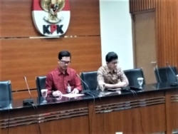 Wakil Ketua KPK Laode M. Syarif didampingi juru bicara KPK Febri Diansyah dalam jumpa pers di gedung KPK, Jakarta, Sabtu, 16 Maret 2019. (Foto: Fathiyah Wardah/VOA)