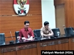 Wakil Ketua KPK Laode M. Syarif didampingi juru bicara KPK Febri Diansyah dalam jumpa pers di gedung KPK, Jakarta, Sabtu, 16 Maret 2019. (Foto: Fathiyah Wardah/VOA)