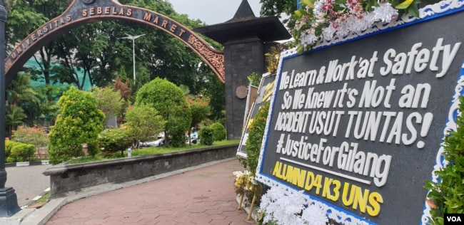 Karangan bunga menuntut pengungkapan kasus kematian peserta Diksar Menwa di gerbang kampus UNS Solo, pekan lalu. (Foto: VOA/Yudha Satriawan)