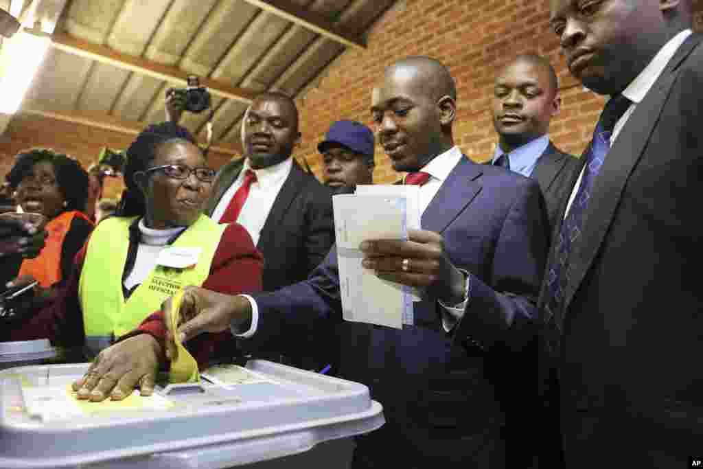 Zimbabwe&#39;s main opposition leader Nelson Chamisa casts his vote at a polling station in Harare, July 30, 2018.