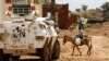 Un véhicule blindé de l'ONU et de l'Union africaine au Darfour (MINUAD) dans la ville déchirée par la guerre de Golo, dans la région montagneuse et boisée de Jebel Marra, dans le centre du Darfour.