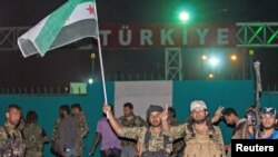 Türkiye sınırının yanı başındaki Tel Abyad'ı ele geçiren YPG güçleri ve ÖSO'ya bağlı El Tahrir Tugayları