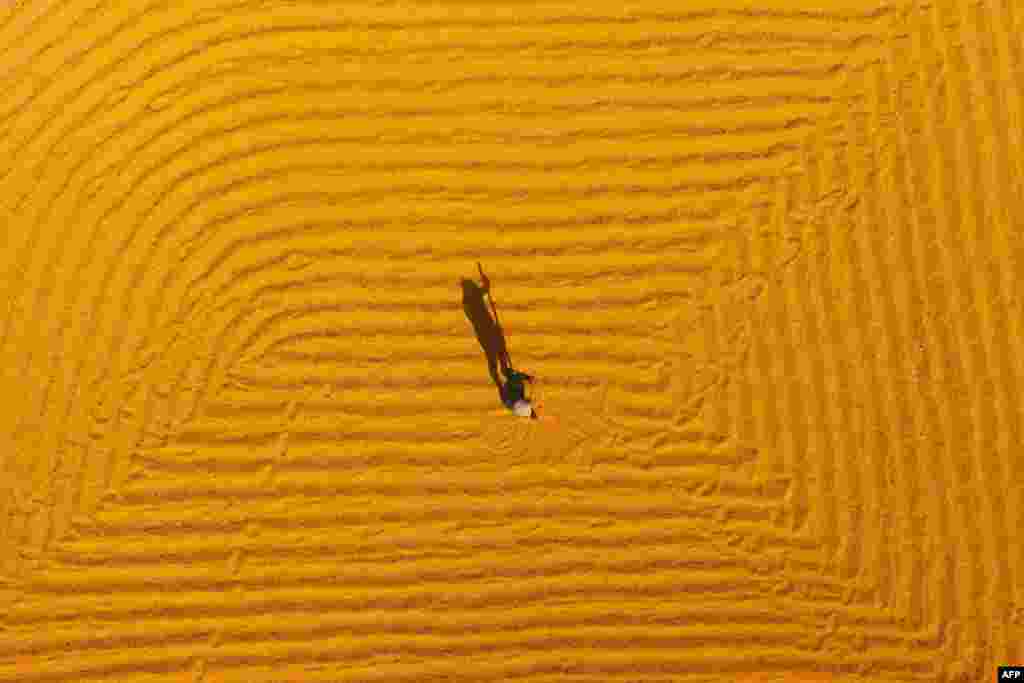 Farmers dry soybeans in Liaocheng in China&#39;s eastern Shandong province, Oct. 23, 2018.