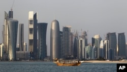 Tư liệu - Những tòa nhà chọc trời trong khu tài chính của thủ đô Doha, Qatar, bên Vịnh Corniche