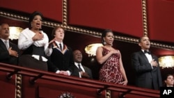 奥巴马夫妇周日在肯尼迪中心与获奖者同唱美国国歌
