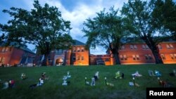 Des paires de chaussures et jouets déposés à un mémorial devant l'ancien pensionnat indien de Kamloops après la découverte des restes de 215 enfants sur le site, Colombie-Britannique, Canada, 31 mai 2021.