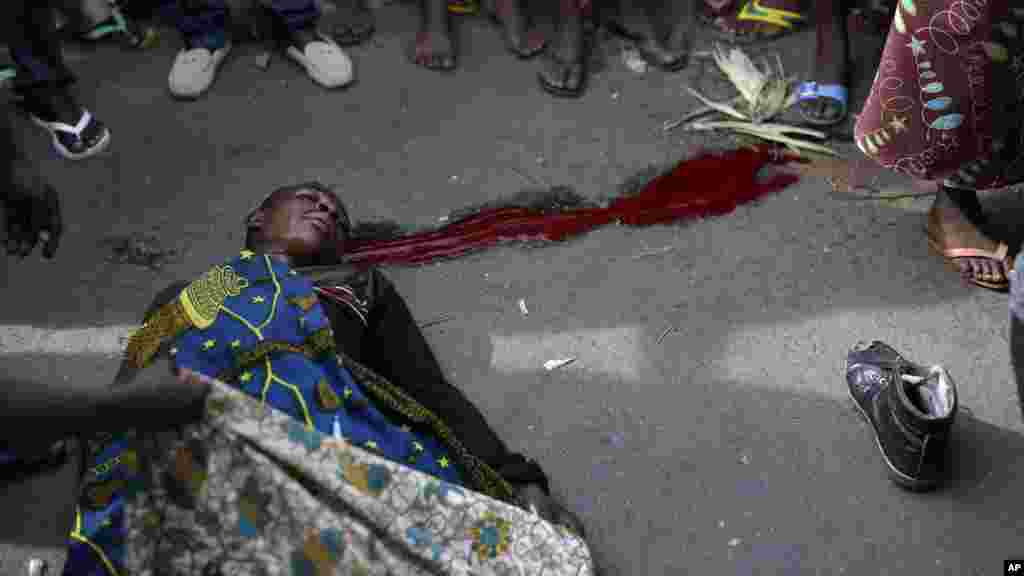 Un manifestant abattu dans le quartier de Kinama, à Bujumbura, au Burundi, jeudi 7 mai 2015.