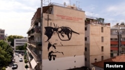 Dimitra Kalogirou y Asterios y Christos Laskaris, con apoyo de la Asociación Cultural Griega Amigos de Ennio Morricone, crearon este mural en Larissa, Grecia, en homenaje al compositor. 24-7-18.