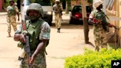 Binh sĩ Nigeria tăng cường an ninh trên đường phố.