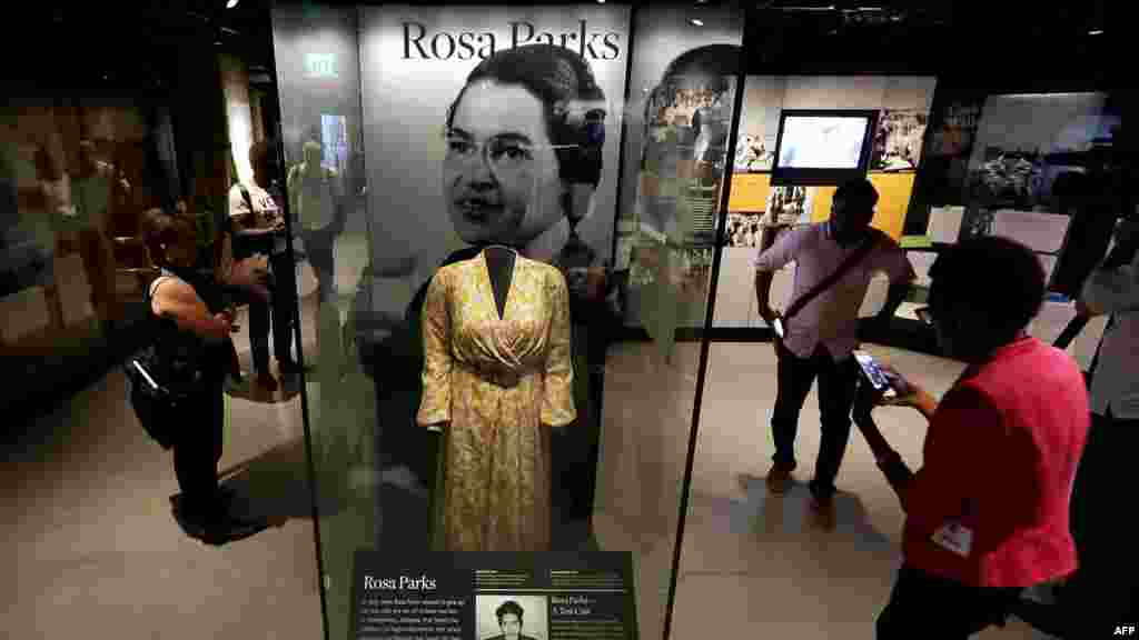 Une robe de Rosa Parks est exposée dans les galeries de la musée, le 14 septembre 2016.&nbsp;