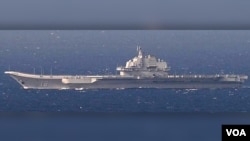 중국 항공모함 랴오닝 호가 지난달 25일 동중국해에서 항해하고있다. 일본 자위대가 촬영해서 공개한 사진이다.
