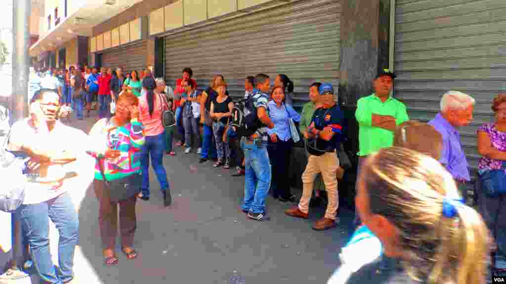 El presidente Nicolás Maduro señaló a un cadena de farmacia y tiendas de conveniencia de conspirar en su contra al promover colas en sus locales como parte de su "guerra económica". [Foto: Álvaro Algarra, VOA]
