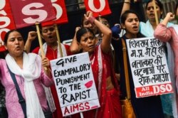 نئی دیلی میں جنسی زیادتی کے خلاف خواتین کا مظاہرہ۔