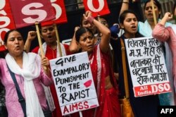 نئی دیلی میں جنسی زیادتی کے خلاف خواتین کا مظاہرہ۔