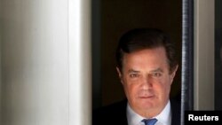 Paul Manafort, ansyen chèf kanpay elektoral Donald Trump, konparèt nan tribinal madi 31 jiyè 2018 la pou l reponn akizasyon dèske li te komèt evazyon taks ak fwod bankè. (Foto: REUTERS/Yuri Gripas- Achiv). 