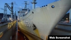 Cầu tàu nổi giúp Trung Quốc sửa chữa tàu chiến bất kỳ lúc nào, bất kỳ đâu mà không cần xây dựng cầu tàu. Ảnh chụp màn hình trang web plo.vn.