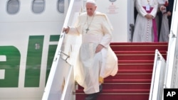 Chuyên cơ chở giáo hoàng Francis đáp xuống Miến Điện hôm 27/11.