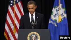 美国总统奥巴马2012年12月16日在康涅狄克州纽敦发生校园枪击案的桑迪.胡克小学为遇难者的家属举行的悼念死者烛光晚会发表讲话