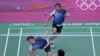 2 tay vợt của Nam Triều Tiên Chung Jae-sung (phải) và Lee Yong-dae thi đấu với cặp đôi của Malaysia Koo Kien Keat và Tan Boon Heong tại trận đấu cầu lông đôi nam 31/07/2012
