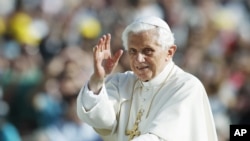 Đức Giáo Hoàng Benedict XVI ban phép lành cho giáo dân tại Quảng trường Thánh Phêro, Rome