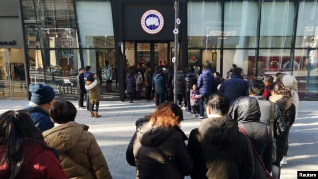 人们在北京三里屯刚刚开张的加拿大鹅牌旗舰店外排起长队。(2018年12月30日)