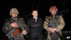Надежда Савченко на военной базе у Славянска (5 июня 2016 года)