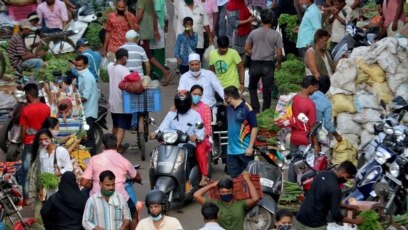 Người dân đi chợ ở Mumbai ngày 11/5/2021.